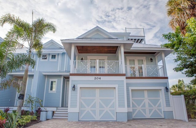 Blue Sky: Luxury 5 Bdrm/4 bath with heated pool - 1 block to beach!