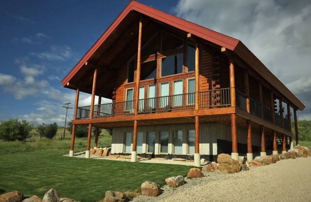 Blue View Bear Lake-5 bedroom 3.5 bath log cabin, incredible views! Sleeps 18!