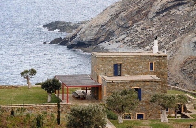 Blue Villa – 3BR Sea View with Garden & Veranda