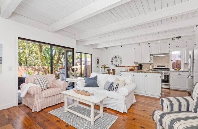Bluebird Beach Cottage - walk to beach & village