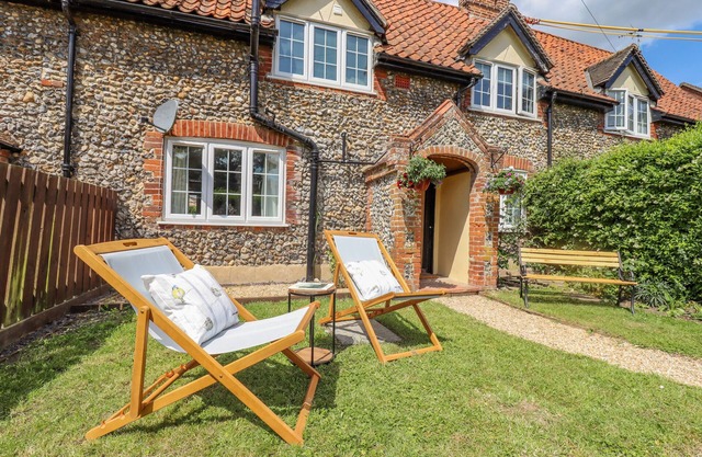 BLUEBIRD COTTAGE, family friendly, with a garden in Bury St Edmunds