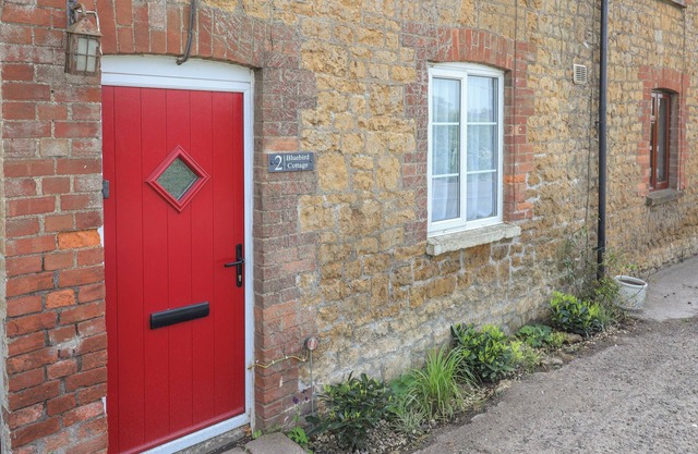 BLUEBIRD COTTAGE, pet friendly, with a garden in Castle Cary