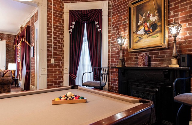 Bluegrass Bourbon Inn, historic home, downtown, close to all! Luxury linens