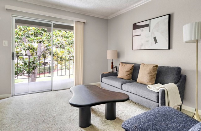 Blueground | Campbell, pool, nr Campbell Park