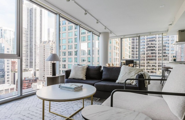 Blueground | River North 2bd apartment