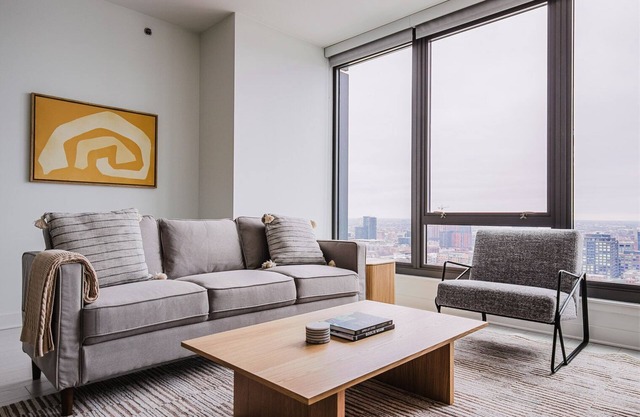 Blueground | West Loop, pool & gym, nr Willis