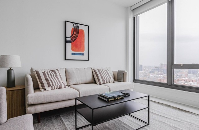 Blueground | West Loop, pool & AC, nr Willis