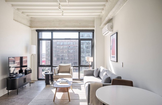 Blueground | West Loop, rooftop, nr Union Park