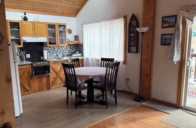 Bluenose Guest Cabin on Kootenay Lake, BC