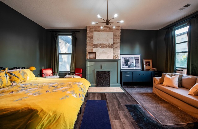 Bluff City Luxe-Loft HUGE 2 bed/2bath, King bed, Gated, Fully Renovated