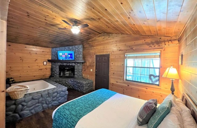 BM #4 · Spacious Room with Jetted - Bear Manor #4