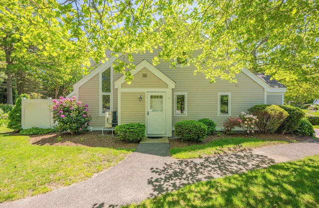 BNEHJ - NEW LISTING! Howland Circle End unit with great A/C at Ocean Edge Villages *SPECIAL JUNE RATES! *