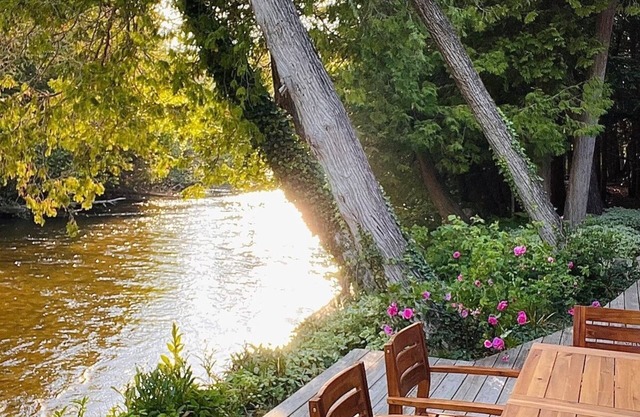 Boardman Monarch! Upscale river lodge! HOT TUB! Fireplace!