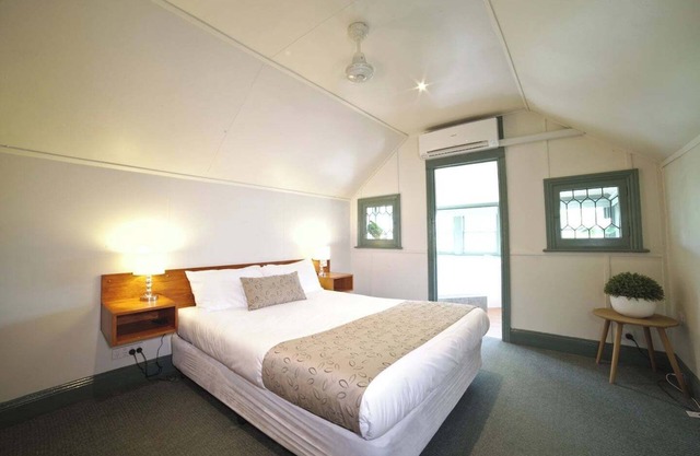 Boasting a spa bath, 2 Bedroom Self Contained Apartment With Spa is situated in Ballarat