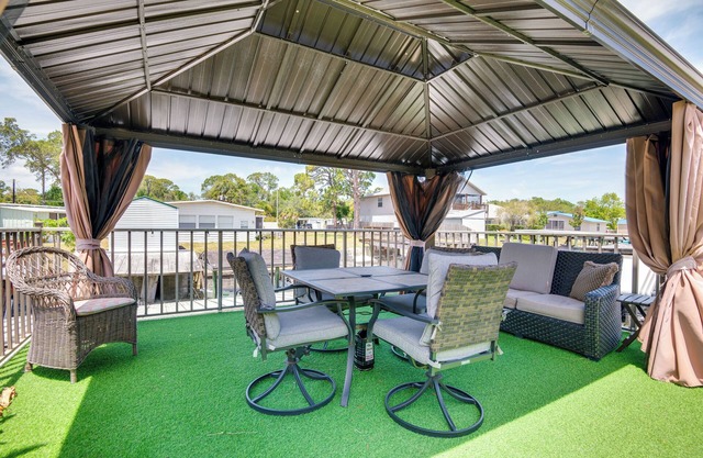 Boat Dock & Slip: Riverfront Apt in Edgewater