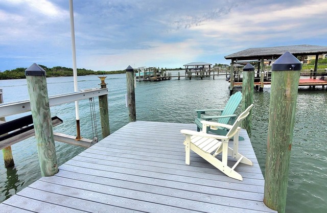BOAT DOCK SPOT DOLPHIN/FISH Deals-Cozy house 3/2 , 5 mins to New Smyrna Beach.