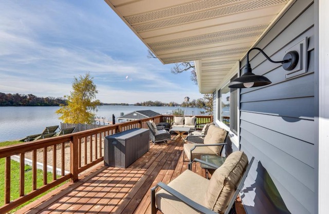 Boat, Fish and Swim Waterfront Fox Lake Gem!