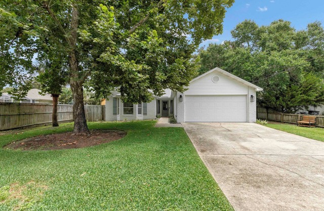 Boat House: Boat Ramp, Grill, 1mile to Beach