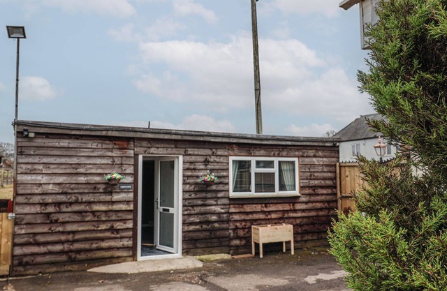 BOBBY'S LODGE, pet friendly, with a garden in South Chard