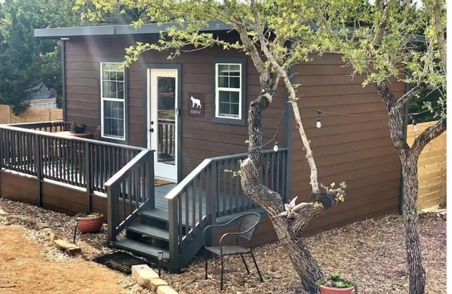Bobcat cabin in 2 acre boutique resort with pool!