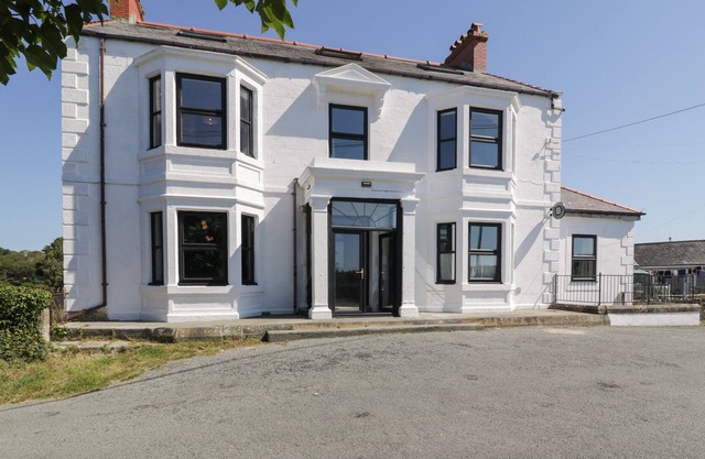 BODORGAN INN, pet friendly, with hot tub in Niwbwrch (Newborough)