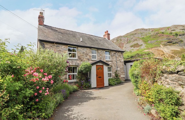 BODYWEN, pet friendly, character holiday cottage in Llangynog