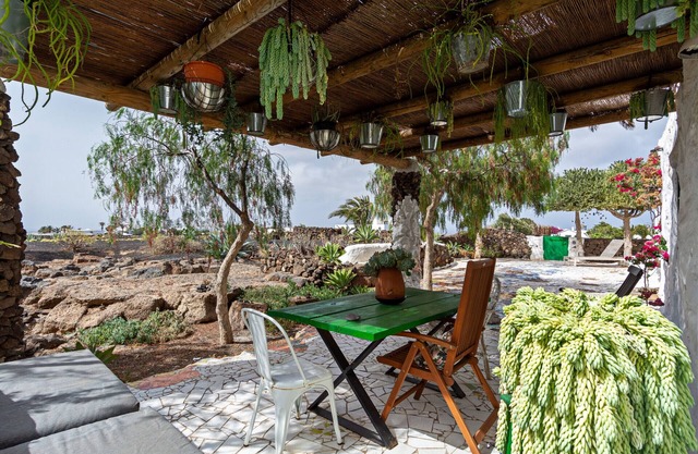 Bohemian Art House - 2BR in Yaiza & Garden