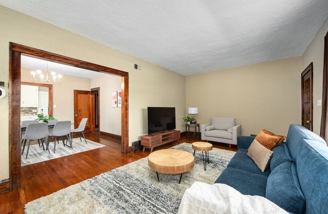 Bohemian Retreat ~ 15 min to Downtown~ 8 min to Cleveland Clinic