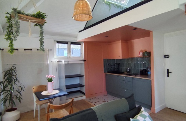 Bohemian studio close to beaches and hiking.