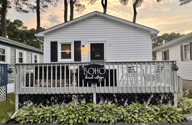 Boho Beach Cottage- Quiet, Deck, Private parking, Bikes- 1 mi to Beach & Boards!