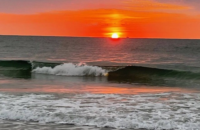 Boho Beach Getaway w/hot tub & day spa! 3minute walk to the beach