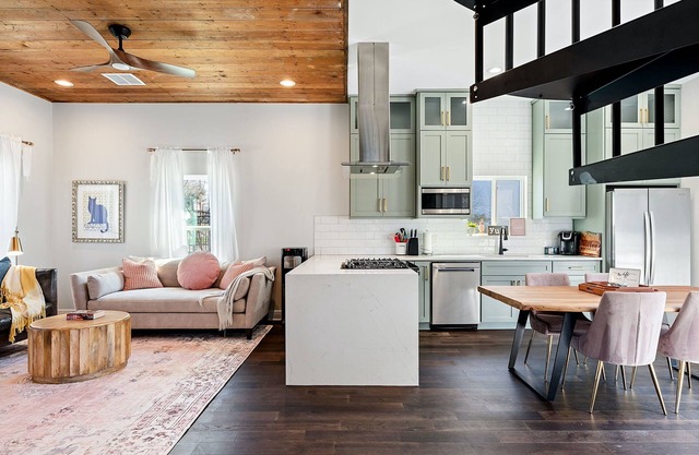 Boho Escape – Chic Retreat in North Austin for 6! Just 15 Min to Downtown