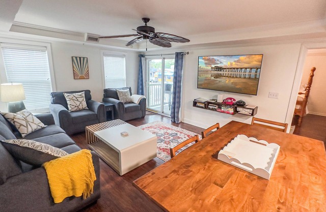 Boho Escape-Steps to beach/pier, pool, shop, dine