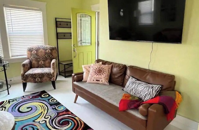 boho noc *GAME ROOM*pets welcome*king beds*freeW/D