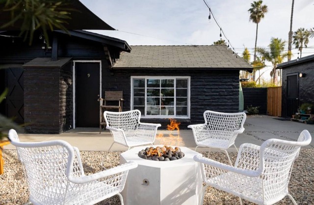 'Bold As Love' Suite 1 *Walking distance to beach & shops*