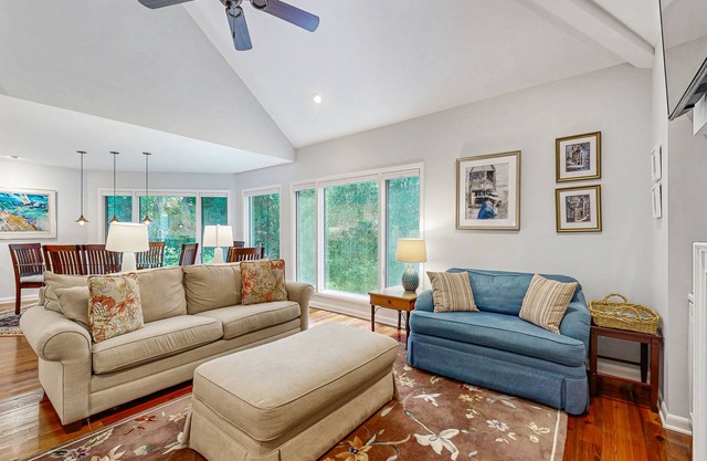 Bold villa with grill, outdoor shower & deck - by beach and Camp St. Christopher