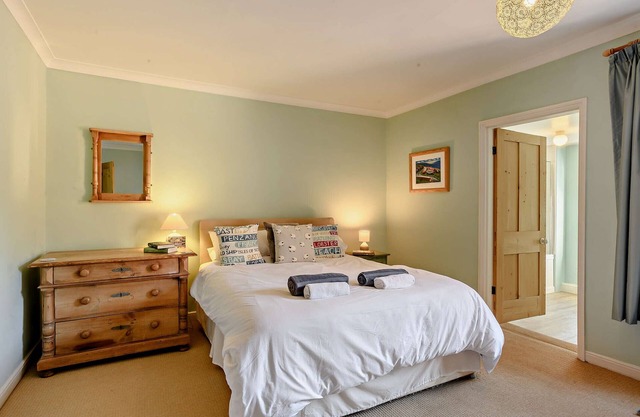 Bond Cottage - Two Bedroom House, Sleeps 5