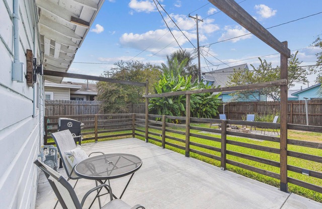 Bonita Beach House | Close to UTMB & Cruise Terminals +Dog Friendly + Firepit!