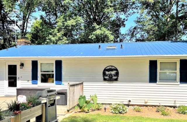 Boo's Nest on Hyco Lake - Less than 5 min from the marina!