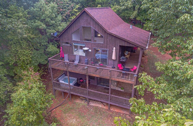 Book 2 Nights Get 1 FREE. 10 MINUTES FROM HELEN WATER TUBING.