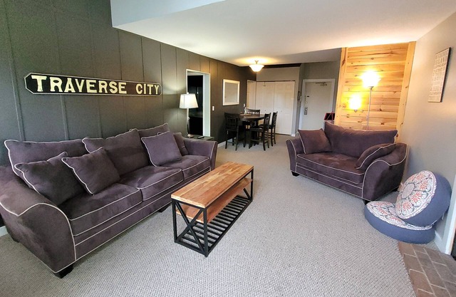 Book a Spring visit! 2br Grand Traverse Condo- Wifi, ❤ location, sleeps 6!