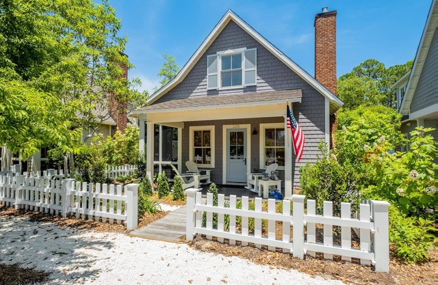 Book Fall Stays Now! Charming Cottage! Golf Cart! Close to Beach!