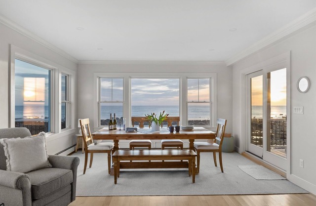 BOOK NOW! Breathtaking Ocean front Estate! Hot tub!