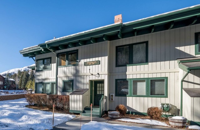 Book Now for Winter Stays! Pleasant Condo with Hot Tub Access and Beautiful Views