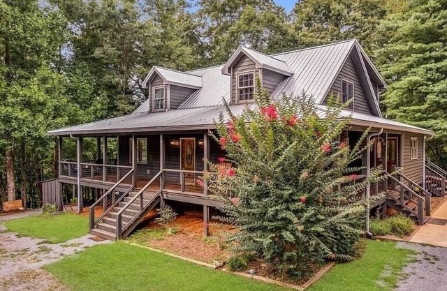 Book spring, summer creekside! Near wineries, hiking, orchards, fishing
