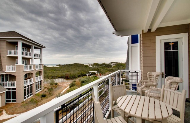 Book Your Fall Getaway Today! Gulf Views! Steps from Beach Access & Pool!