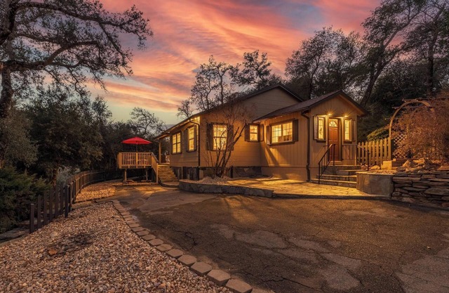 BOOK YOUR HOLIDAY GETAWAY! Charming 2-bedroom cottage walk to Julian-FREE WIFI