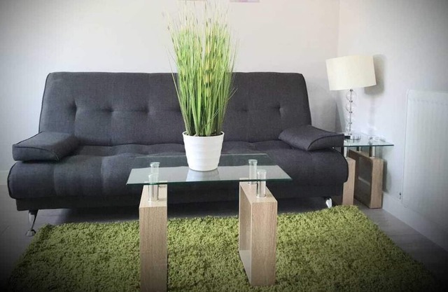 BookedUK: Stylish Two-Bedroom Apartment in Harlow