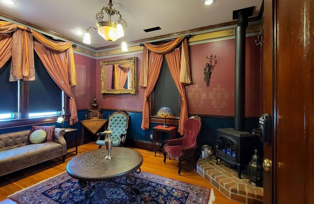 BookStayHop - Peerless Hotel~ Suite 3 ~ Downtown Ashland