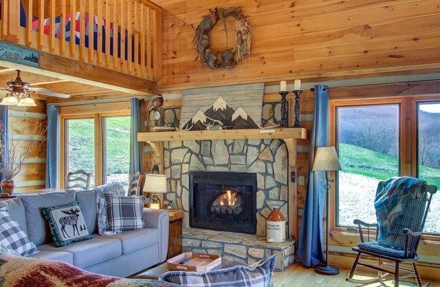 Boone area Cabin with Hot Tub. Pet friendly!